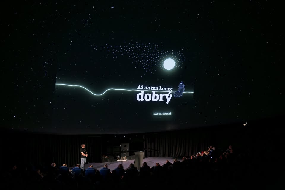 (OPĚT) Až na ten konec dobrý — vesmírný literární stand-up Pavla Tomeše