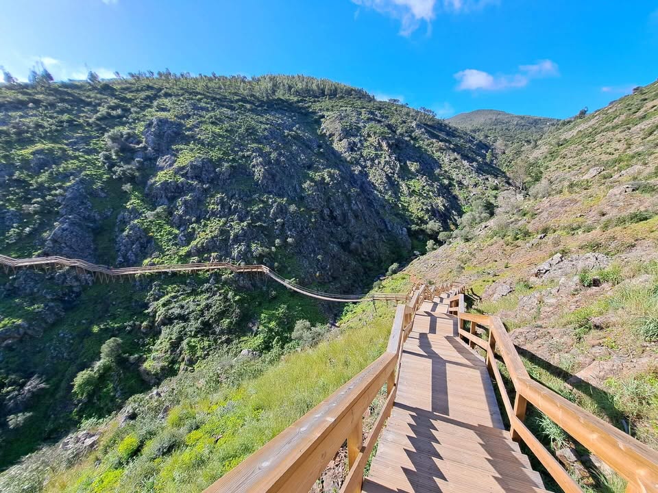 Caminhando nos Passadiços do Demo e Serra de Monchique