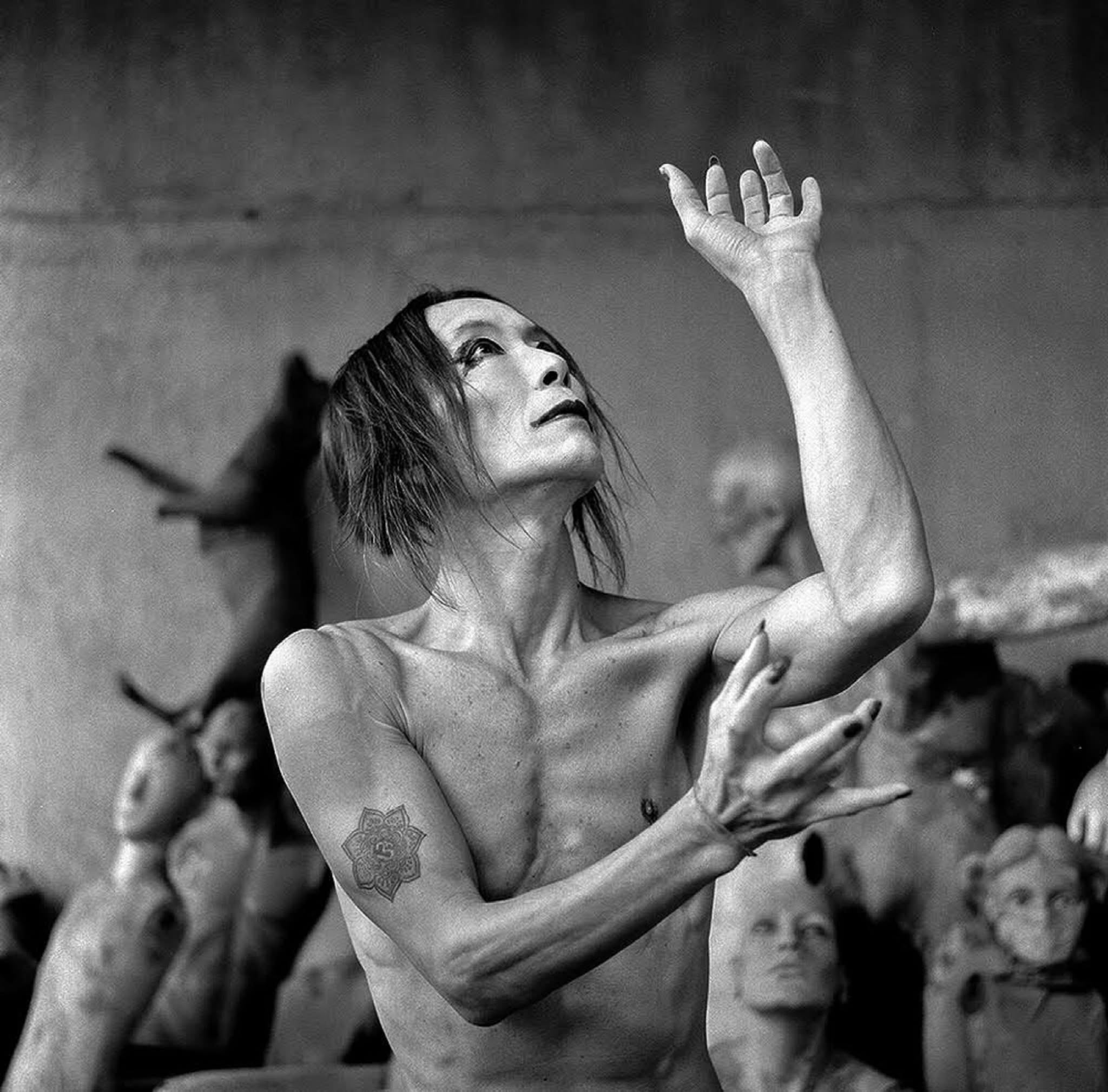 Představení japonského tanečníka Ken Mai: Flesh to Ashes/肉体から灰へ。