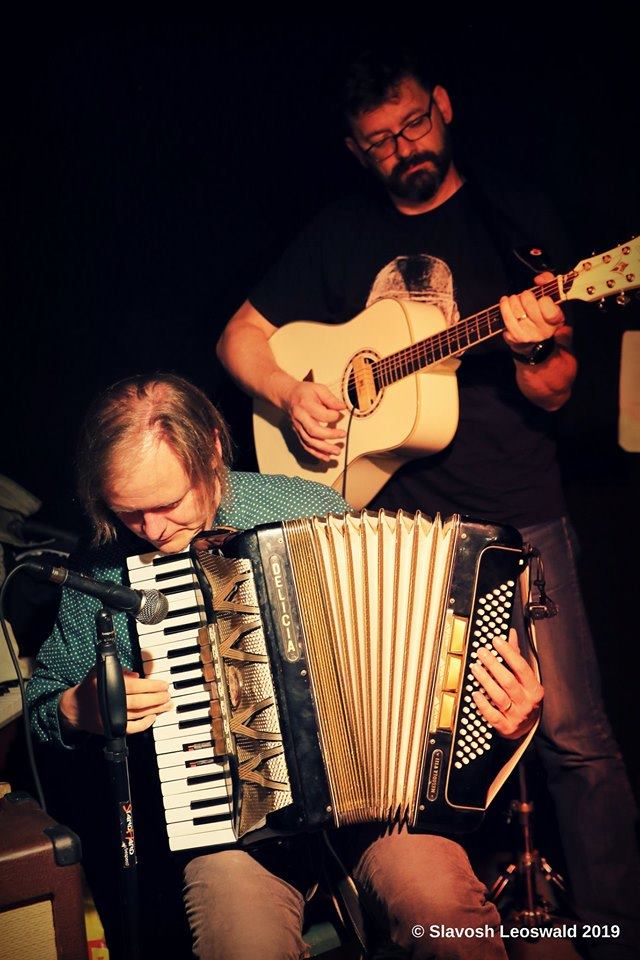 BUSKING NA ZAHRÁDCE: Ferdináda Jones