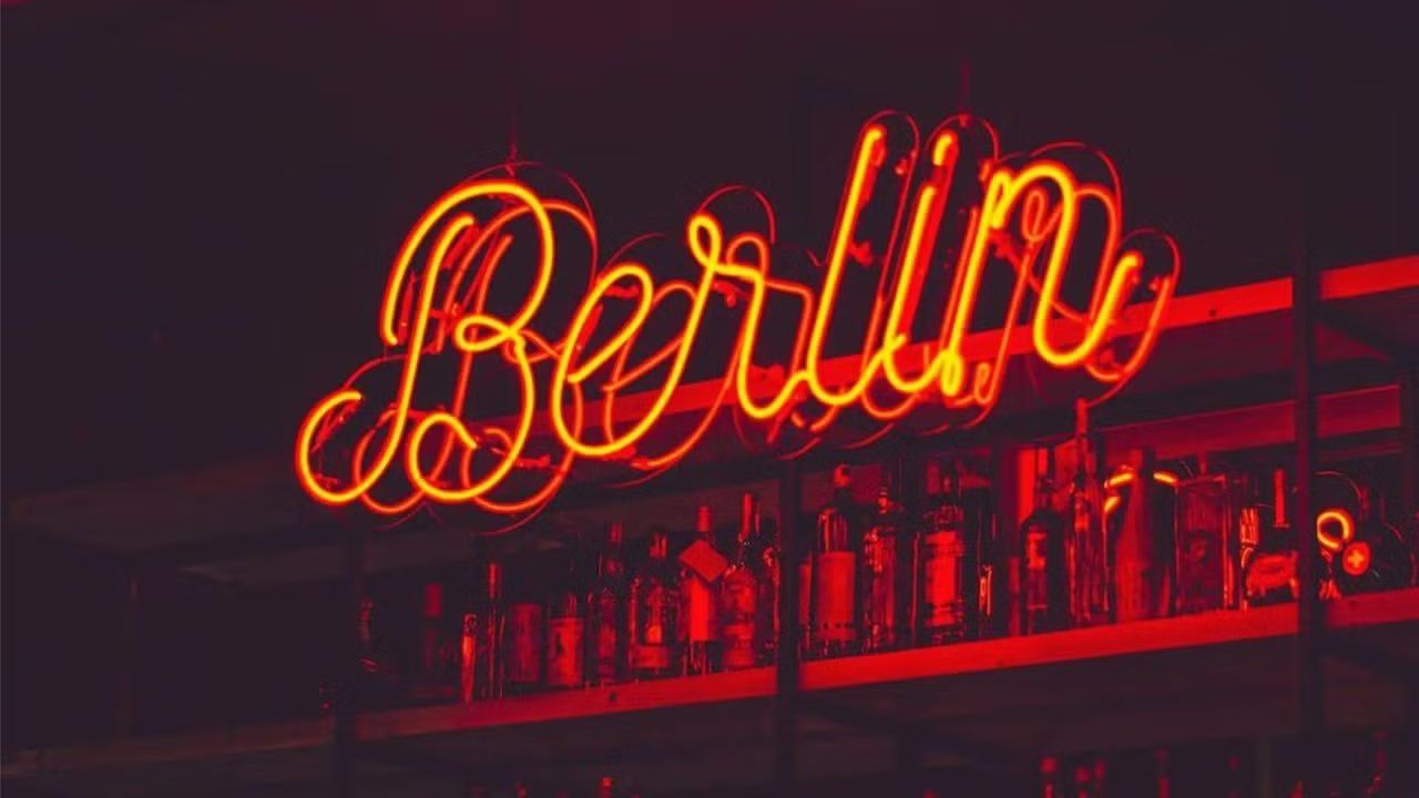 Berlin: Alternative Pub Crawl, Bars, Beats & Insider Stories