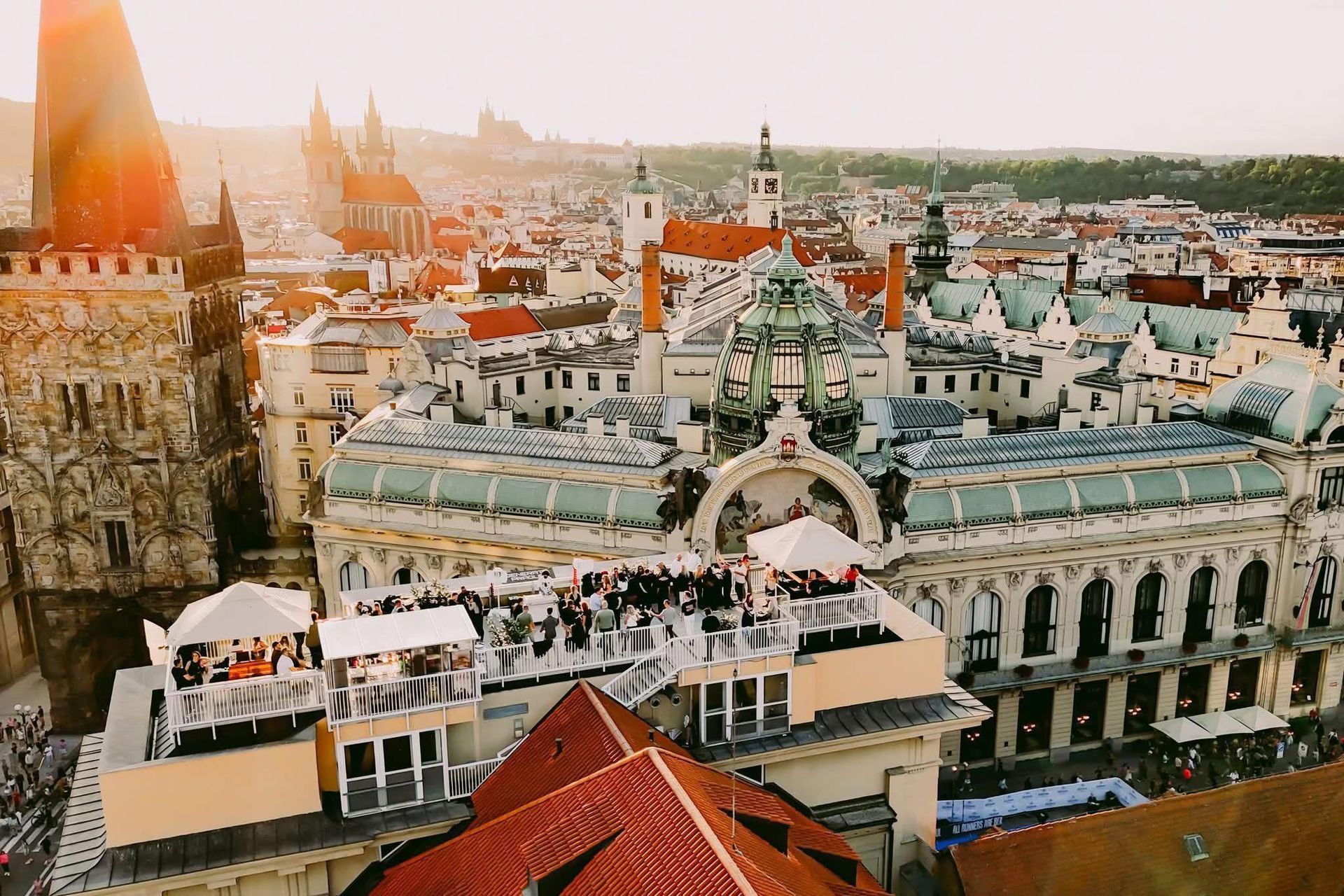 ZLOMENÁ SCÉNA ROOFTOP