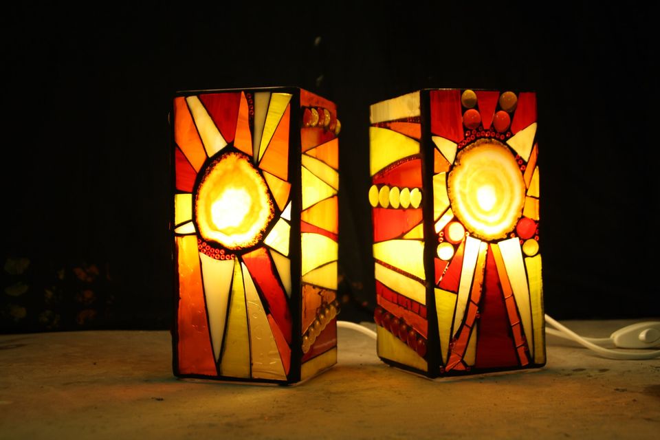 Lucerny a lampy se skleněnou mozaikou (a Tiffany?)