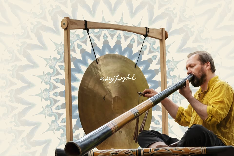 Ondra Smeykal – koncert na didgeridoo a gong