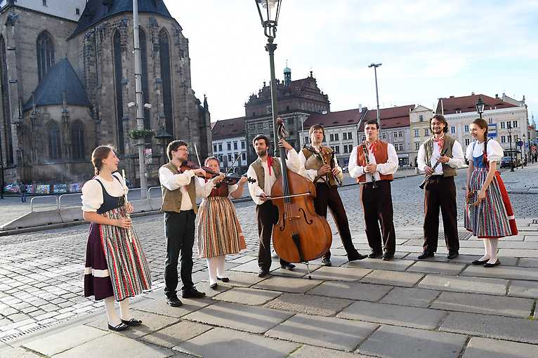 Folklor: Lidová muzika z Chrástu + Alžbeta Luptáková