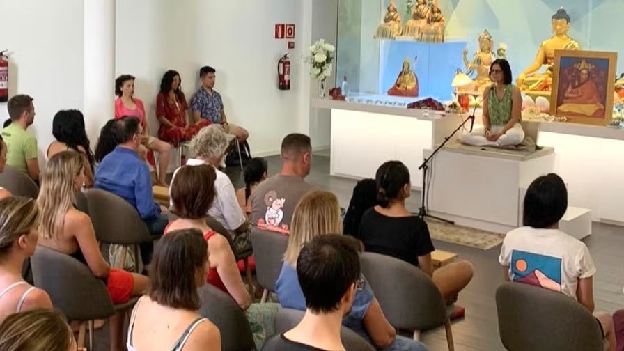 Free meditation, an oasis of peace in the city. 🌷🌼🏵️🌸