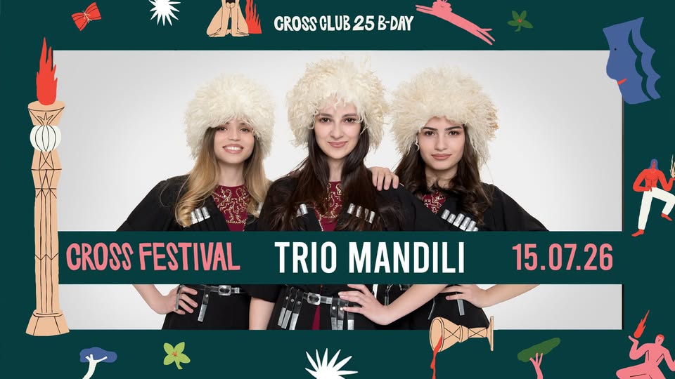 Trio Mandili před Crossem - open air show in Prague