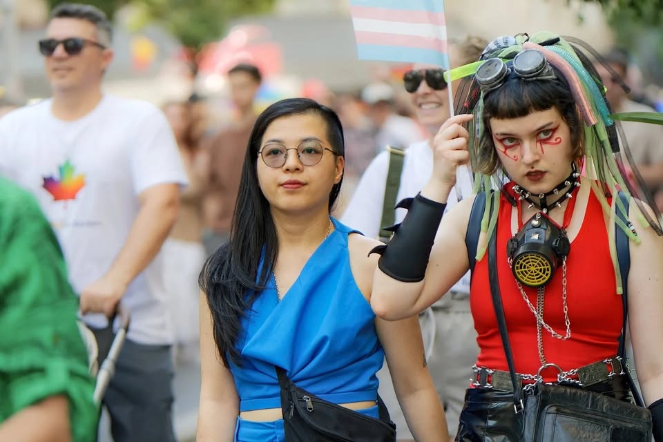 Protest před ambasádou USA. Proti ukončení financování neziskovek.