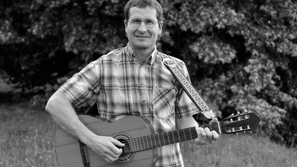 Tomáš Lorenc na Open Mic písničkářském létě Za školou