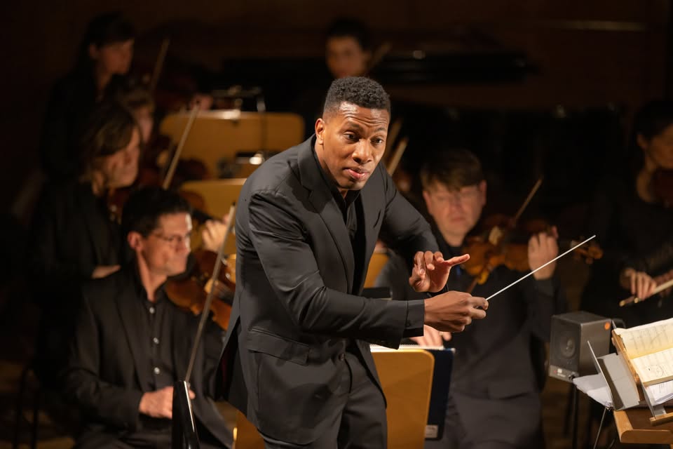 Roderick Cox dirigiert Salonen, Strawinsky & Tschaikowsky