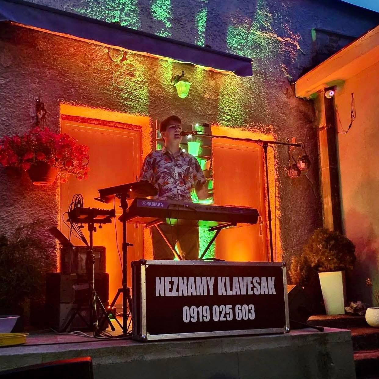 MDŽ s Neznámym Klávesákom 💐🙍‍♀️
