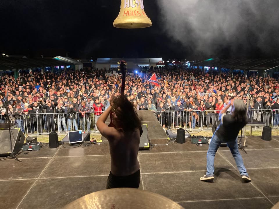 AC/DC TRIBUTE PARDUBICE - V PRAZE VE VAGONU