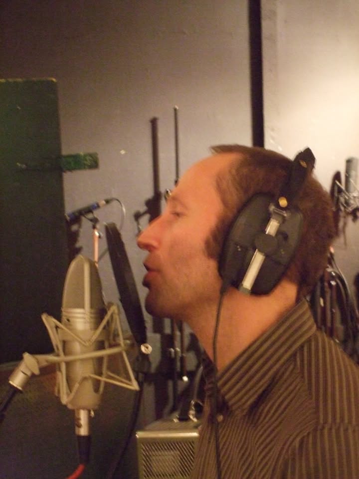 Frank Demian plays at open mic SWAN (SingersongWriters Amsterdam Noord)