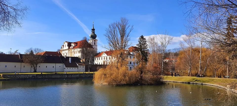 Letní cvičení jógy v zahradě Břevnovského kláštera