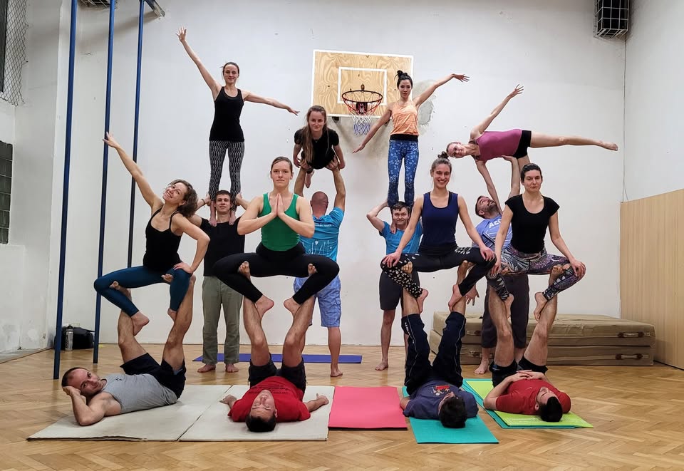 Nedělní AcroYoga Jam v JBK, 16.3. od 17:00