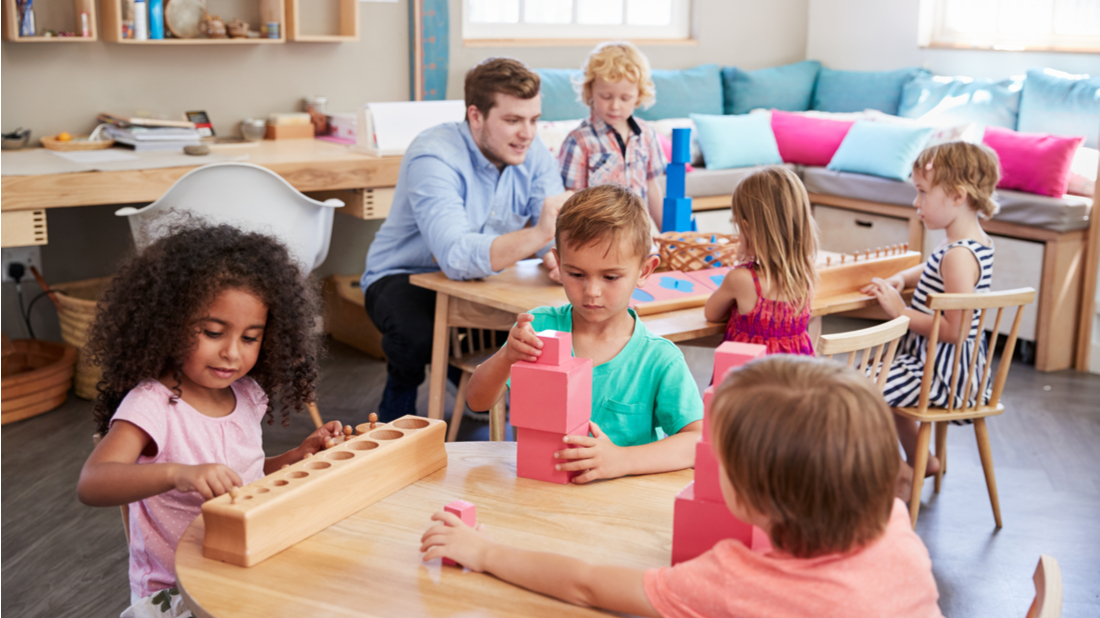 Montessori pedagogika a bustrofedón