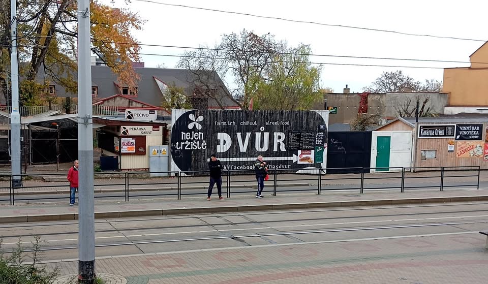 DVŮR KOBYLISY