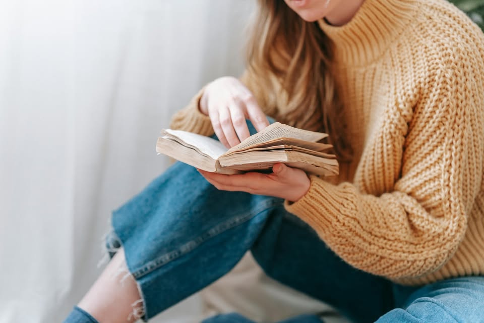 Silent Book Club – Gemeinsam lesen in der Bibliothek am Luisenbad