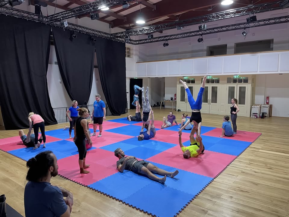 Acro jam - párová a závěsná akrobacie a akrojóga