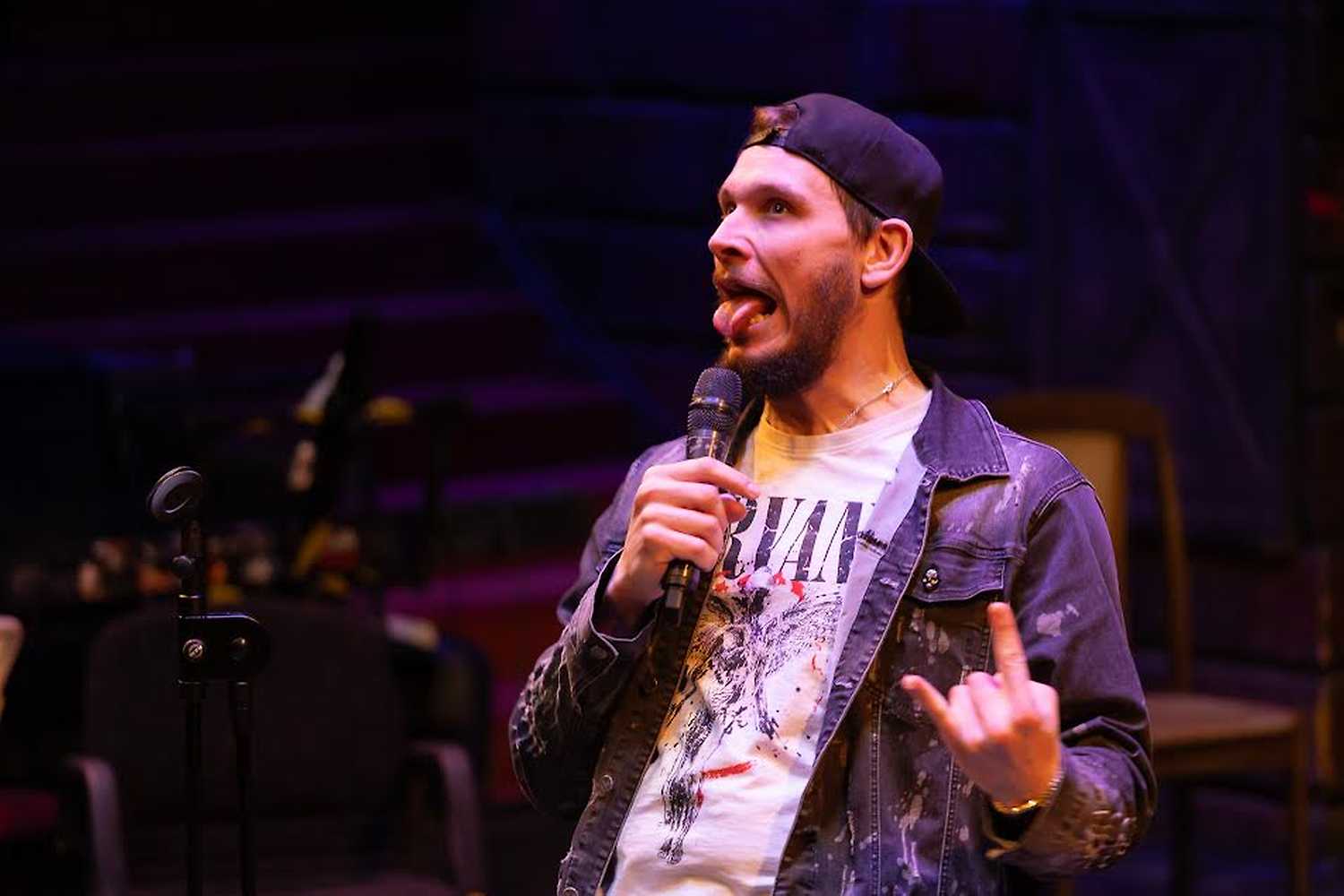 Stand-up comedy open mic s Jiřím Štraubem