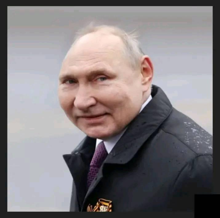 Vyklopení výka.lů před ambasádou nacistického  Ruska.