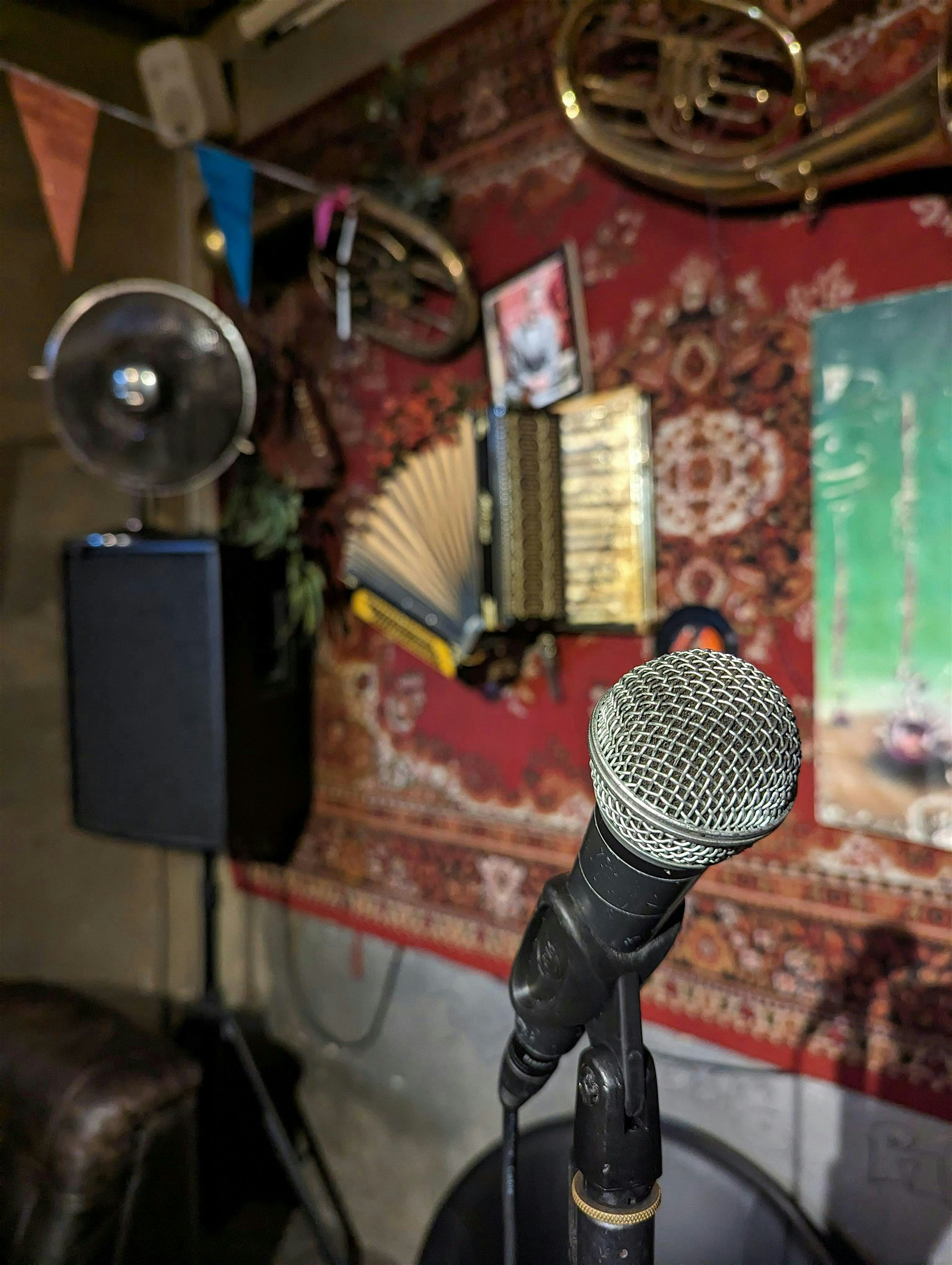 برة كوميدي أوبن مايك  - Arabic Stand Up Open Mic